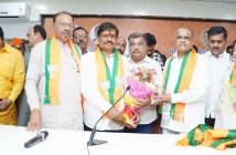 Mathadi labor leader Sanjay Nikam joins BJP along with many workers