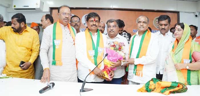 Mathadi labor leader Sanjay Nikam joins BJP along with many workers